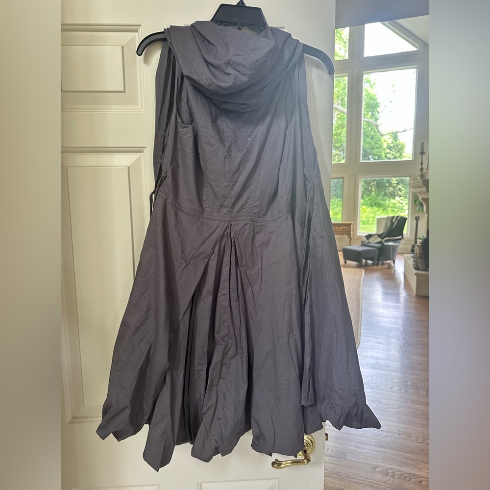Elegant Gray Wrap Dress with Bubble Skirt Detail - Picture 4 of 5